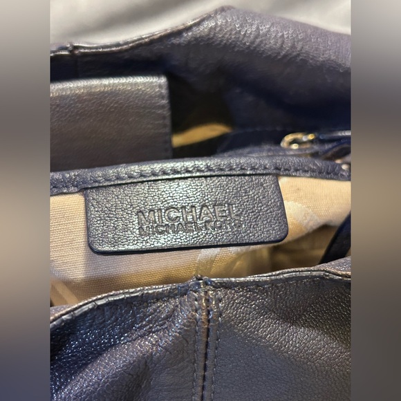 Michael Kors Beverly Hobo - Picture 9 of 11